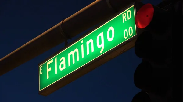 Flamingo Road street sign at Las Vegas Boulevard - večerní pohled — Stock fotografie