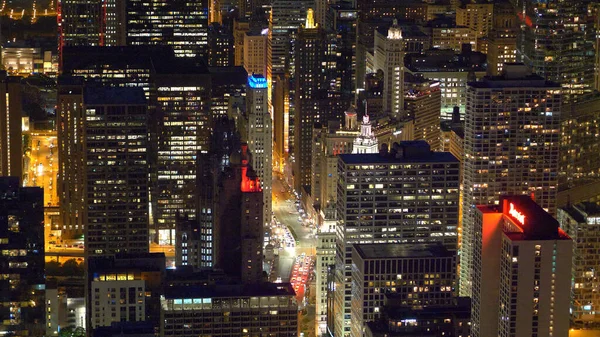 夜のシカゴの街の上空からの眺め-シカゴ。アメリカ合衆国- 2019年6月11日 — ストック写真