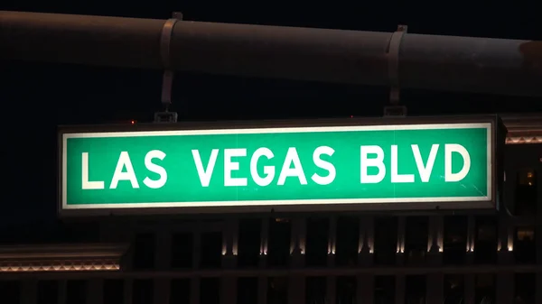 Straatbord Las Vegas Boulevard 's nachts — Stockfoto