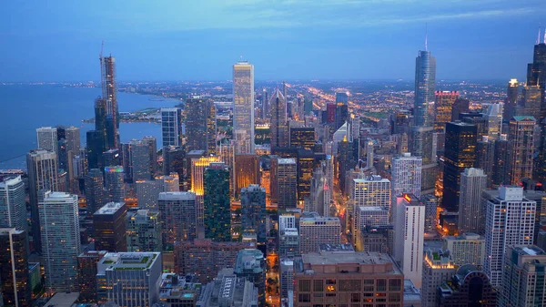 Chicago de cima - incrível vista aérea à noite - CHICAGO. ESTADOS UNIDOS - JUNHO 11, 2019 — Fotografia de Stock