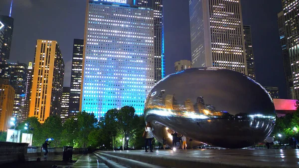 Chicago de noche - Cloud Gate en Millennium Park - CHICAGO, ESTADOS UNIDOS - 20 DE JUNIO DE 2019 — Foto de Stock