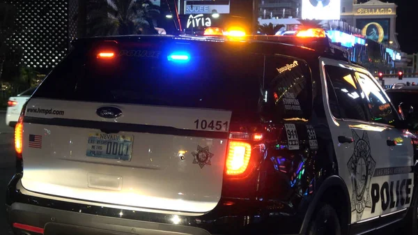 Voitures de police en service à Las Vegas la nuit — Photo