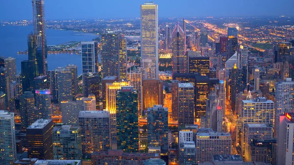 Chicago d'en haut - vue aérienne incroyable dans la soirée - CHICAGO. ÉTATS-UNIS - 11 JUIN 2019 — Photo