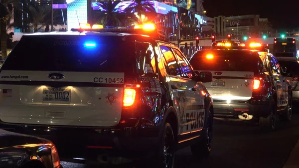 Voitures de police en service à Las Vegas la nuit — Photo