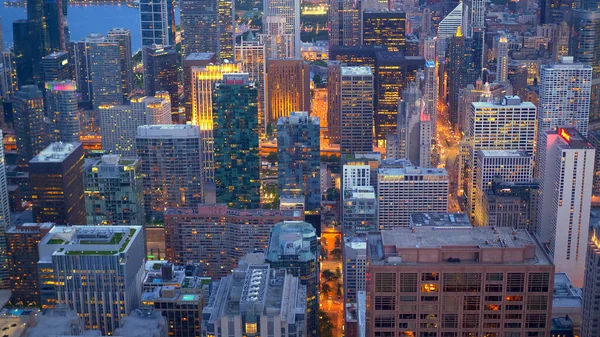 Los rascacielos de Chicago vista aérea por la noche - CHICAGO. ESTADOS UNIDOS - 11 DE JUNIO DE 2019 — Foto de Stock