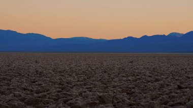 Gün batımında Ölüm Vadisi 'nde Şeytani Golf Evi