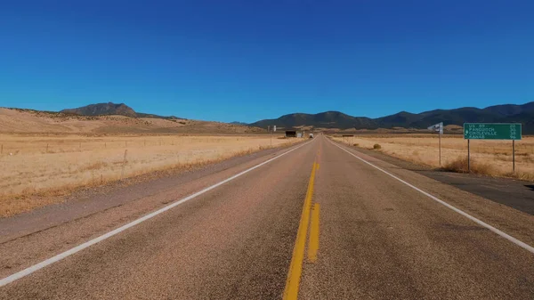 Бесконечная дорога через пустыню Юта — стоковое фото