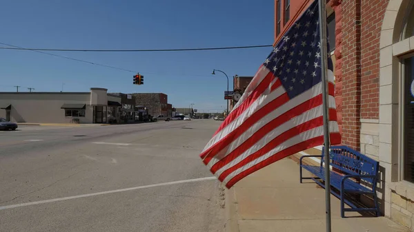 Bandera de Estados Unidos ondeando en el viento en la Ruta 66 — Foto de Stock