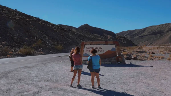 Besøkende i Death Valley nasjonalpark California – stockfoto