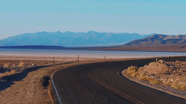 Estrada da paisagem através da paisagem surpreendente de Death Valley National Park Califórnia — Fotografia de Stock