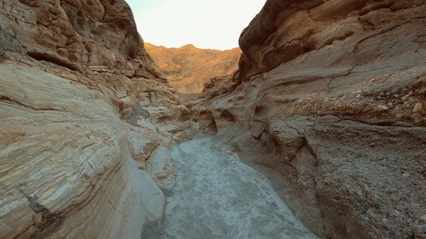 Een wandeling door Mosaic Canyon in het Death Valley National Park California — Stockfoto