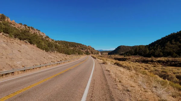 Endlose Straße durch die Wüste von Utah — Stockfoto