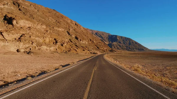 Живописная дорога через удивительный ландшафт калифорнийского национального парка Долина смерти — стоковое фото