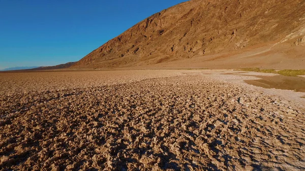 Сцена в калифорнийском национальном парке Долина Смерти - соленое озеро Бэдуотер — стоковое фото