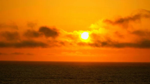 Merveilleux coucher de soleil sur l'océan Pacifique - photographie de voyage — Photo