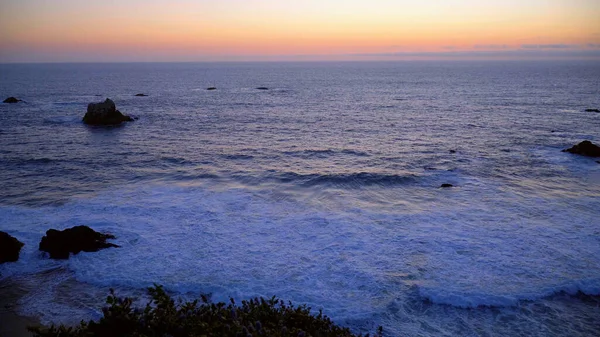 Akşamları Big Sur 'daki Pasifik sahili. Seyahat fotoğrafçılığı. — Stok fotoğraf