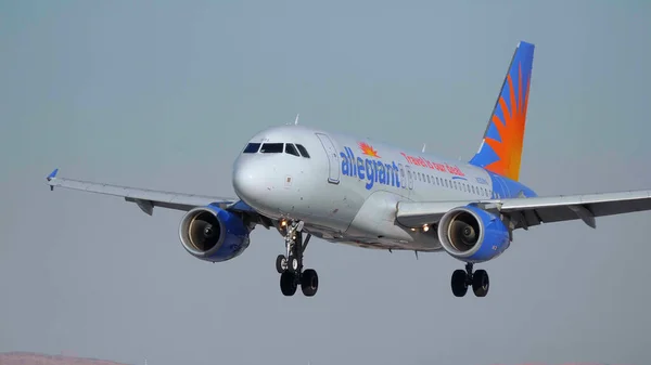 Flugzeug landet auf Landebahn eines Flughafens - Nahaufnahme - LAS VEGAS-NEVADA, 11. OKTOBER 2017 — Stockfoto