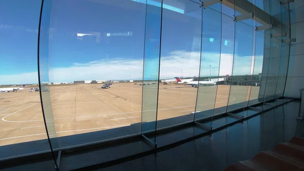 No portão og um aeroporto - kooking sobre a pista - LAS VEGAS-NEVADA, OUTUBRO 11, 2017 — Fotografia de Stock