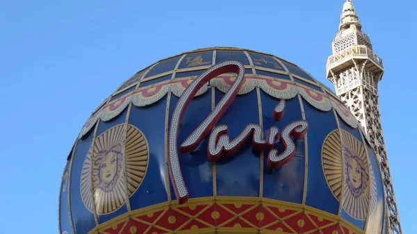 美丽的巴黎酒店和拉斯维加斯的赌场在阳光灿烂的日子- LAS VEGAS-NEVADA, OCTOBER 11, 2017 — 图库照片