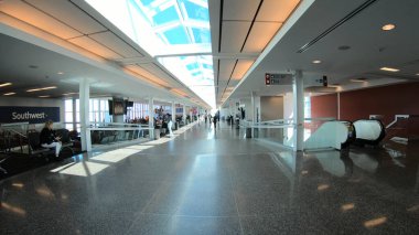 TULSA-OKLAHOMA, 21 Ekim 2017 Havaalanı 'nın girişinde yürüyoruz.