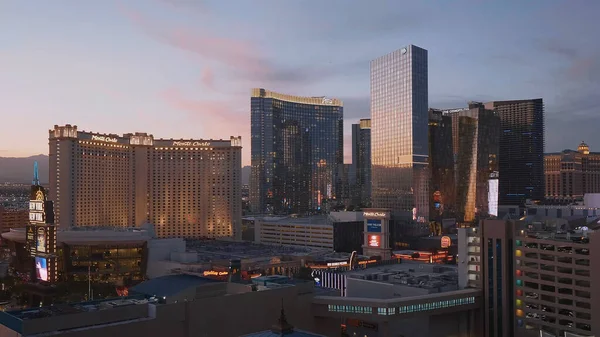 Las Vegas in de avond - de beroemde hotels aan de strip - LAS VEGAS-NEVADA, OKTOBER 11, 2017 — Stockfoto