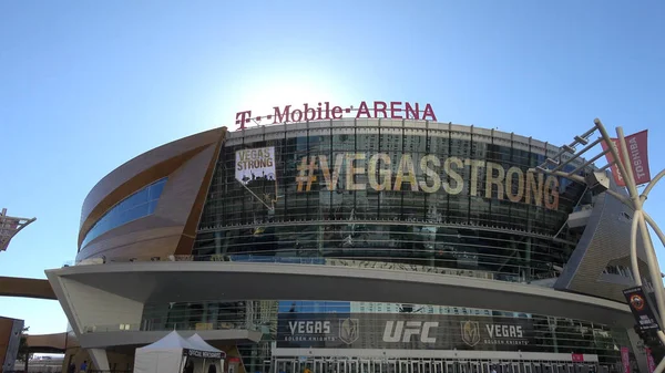 T-Mobile Arena em Las Vegas no Toshiba Plaza - LAS VEGAS-NEVADA, OUTUBRO 11, 2017 — Fotografia de Stock