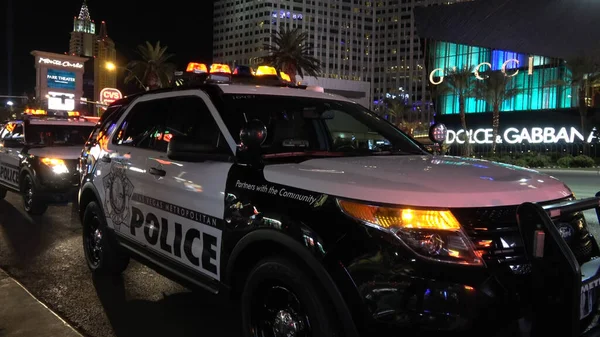 Las Vegas Polizeiwagen auf dem Strip bei Nacht - LAS VEGAS-NEVADA, 11. OKTOBER 2017 — Stockfoto