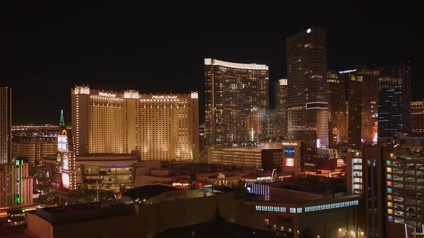 Increíble Las Vegas de noche - los hermosos hoteles y casinos en el Strip - LAS VEGAS-NEVADA, 11 de octubre de 2017 — Foto de Stock