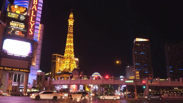 Conducir en la franja de Las Vegas por la noche - los increíbles hoteles y casinos - LAS VEGAS-NEVADA, 11 de octubre de 2017 —  Fotos de Stock