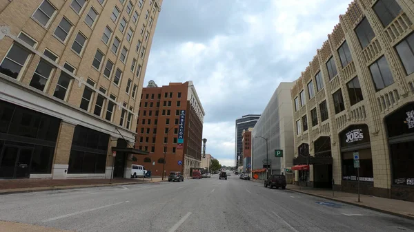 Straatzicht in het centrum van Tulsa - groothoekzicht - TULSA-OKLAHOMA, OKTOBER 21, 2017 — Stockfoto