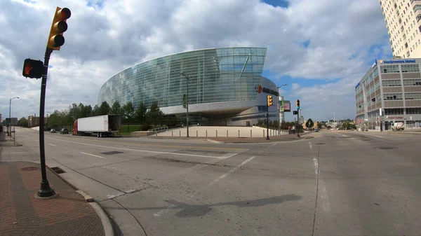 Street view in Tulsa centrum met BOK Center Arena - TULSA-OKLAHOMA, OKTOBER 21, 2017 — Stockfoto