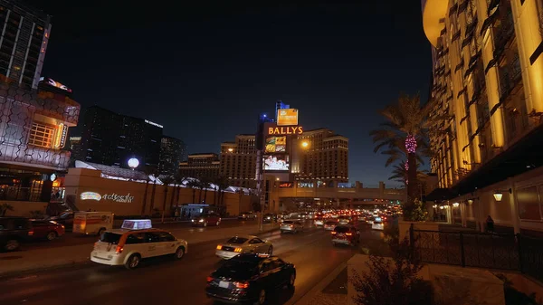 Straatverkeer 's nachts in de stad Las Vegas - LAS VEGAS-NEVADA, OKTOBER 11, 2017 — Stockfoto