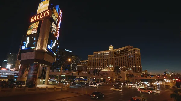 Tráfico urbano nocturno en la ciudad de Las Vegas - LAS VEGAS-NEVADA, 11 DE OCTUBRE DE 2017 — Foto de Stock