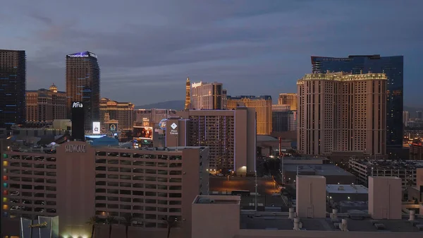 Las Vegas in de avond - de beroemde hotels aan de strip - LAS VEGAS-NEVADA, OKTOBER 11, 2017 — Stockfoto