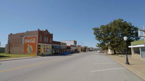 Pohled na ulici v malé vesničce v Oklahomě na Route 66 - OKLAHOMA CITY-OKLAHOMA, 21.2017 — Stock fotografie