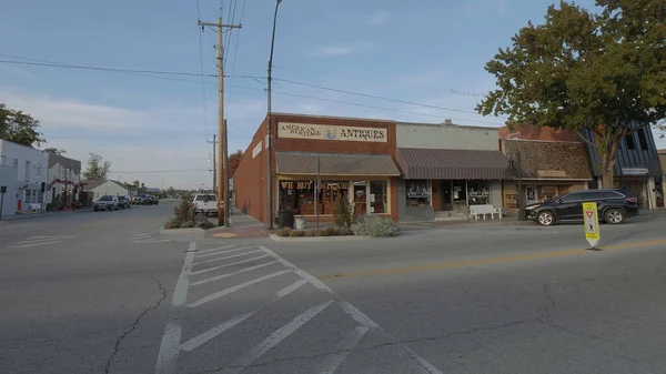 Tienda de antigüedades y objetos coleccionables en el pueblo de Jenks en Oklahoma - OKLAHOMA CITY-OKLAHOMA, OCTUBRE 21,2017 — Foto de Stock