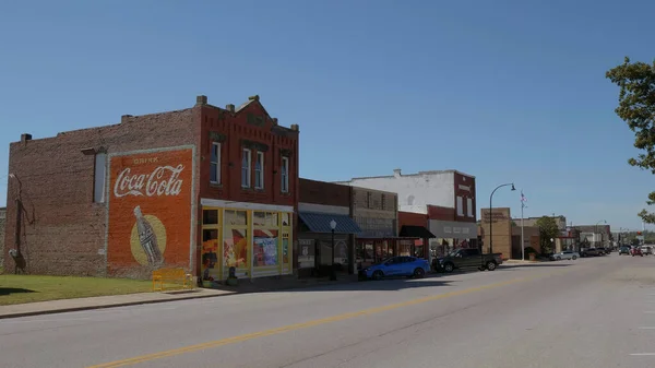 Vista de la calle en un pequeño pueblo de Oklahoma en la Ruta 66 - OKLAHOMA CITY-OKLAHOMA, 21 de octubre de 2017 — Foto de Stock