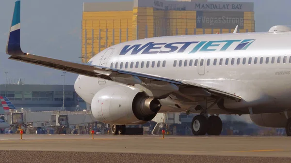 Westjet-Flugzeug auf dem McCarran Airport Las Vegas - LAS VEGAS-NEVADA, 11. OKTOBER 2017 — Stockfoto