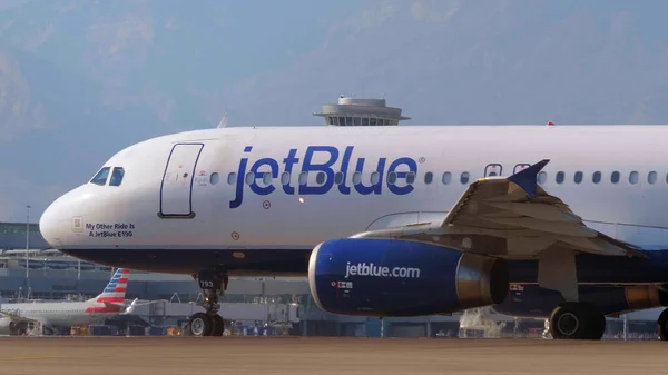 Jetblue-Flugzeuge auf dem Rollfeld - startklar - LAS VEGAS-NEVADA, 11. OKTOBER 2017 — Stockfoto