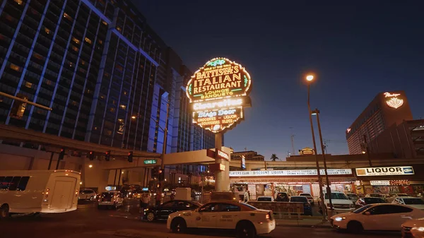 Las Vegas bij nacht straatverkeer - LAS VEGAS-NEVADA, OKTOBER 11, 2017 — Stockfoto