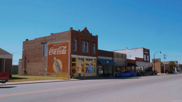 Vista de la calle en un pequeño pueblo de Oklahoma en la Ruta 66 - OKLAHOMA CITY-OKLAHOMA, 21 de octubre de 2017 — Foto de Stock