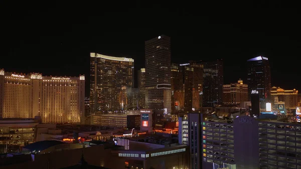 Tolle Aussicht über Las Vegas Hotels am Strip bei Nacht - LAS VEGAS-NEVADA, 11. OKTOBER 2017 — Stockfoto