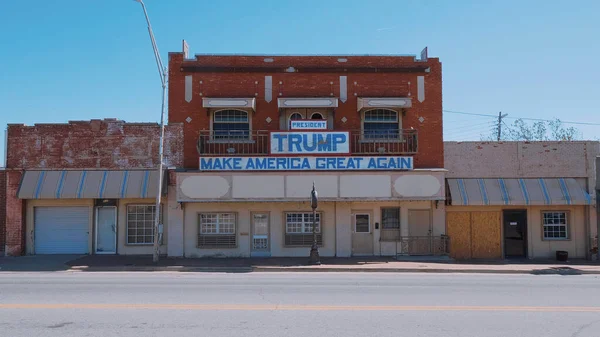 Trump Rendere l'America grande di nuovo - scrivere su un edificio - OKLAHOMA CITY-OKLAHOMA, 21 OTTOBRE 2017 — Foto Stock