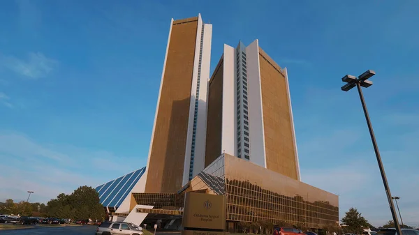 Las torres doradas del Hospital Quirúrgico de Oklahoma en Southern Hills - OKLAHOMA CITY-OKLAHOMA, OCTUBRE 21,2017 —  Fotos de Stock