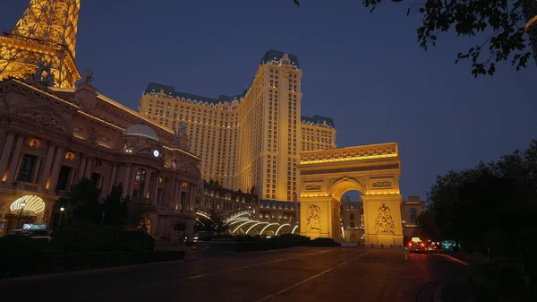 Paris Hotel und Casino Las Vegas am Abend - LAS VEGAS-NEVADA, 11. OKTOBER 2017 — Stockfoto
