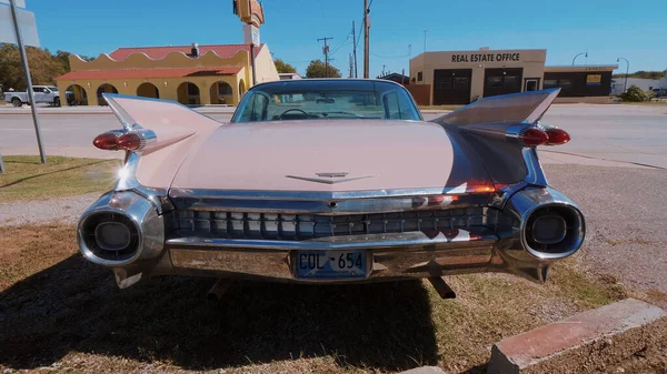 ( 영어 ) Classic American Oldtimer Car like Pink Cadillac at Route 66 - OKLAHOMA CITY-OKLAHOMA, OCTOBER 21,2017 — 스톡 사진