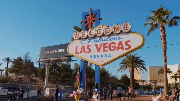 Turistit vierailevat Tervetuloa Las Vegas kyltti Las Vegas Boulevard - LAS VEGAS-NEVADA, LOKAKUU 11, 2017 — kuvapankkivalokuva