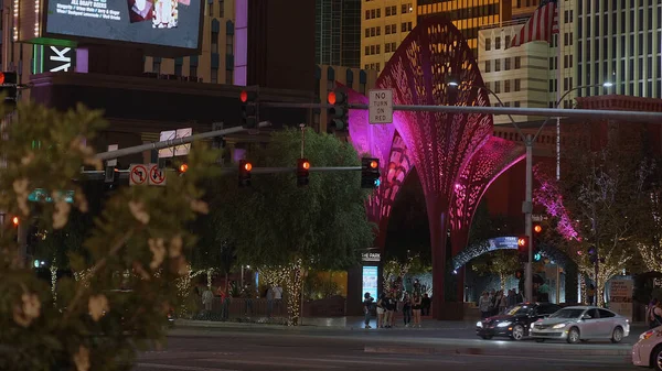 Modern pedestrian zone at the NY NY Hotel Las Vegas by night - LAS VEGAS-NEVADA, OCTOBER 11, 2017 — Stock Photo, Image