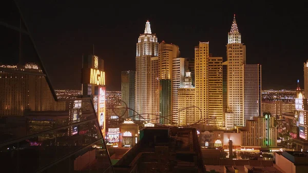 Les lumières de la ville de Las Vegas la nuit - les incroyables hôtels du Strip de Las Vegas - LAS VEGAS-NEVADA, 11 OCTOBRE 2017 — Photo
