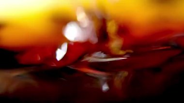 Buz küpleri taze soğuk bir bardak kola - yavaş çekim